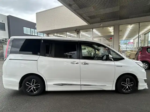 トヨタ エスクァイア ハイブリッド Gi 宮城県 2017(平29)年 7.4万km ホワイトパールクリスタルシャイン 社外ナビ/（アルパイン）/（フルセグTV/Bluetooth/CD/DVD/USB)/・バックカメラ/・ドライブレコーダー/・クルーズコントロール/・レーンキープアシスト/・衝突軽減装置/・両側パワースライドドア/・革シート/・前席シートヒーター/・モデリスタ　フロントバンパー/・革ステアリング/・ステアリングスイッチ/・電動格納ウィンカーミラー/・電動パーキングブレーキ/・ETC/・ISOFIX/・LEDライト/・フロントフォグランプ/・オートライト/・オートハイビーム/・社外15インチアルミホイール/・Wエアバッグ/ABS/・フロアマット/・バイザー/・リアプライバシーガラス/・スペアキー×1/・スマートキー/・プッシュスタート/・保証書/・取扱説明書