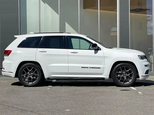 クライスラー・ジープ グランドチェロキー S－LTD 青森県 2020(令2)年 5.4万km ブライトホワイト /４WD/黒革シート/D席メモリー付き前席パワーシート/前席シートヒーター/UconnectナビフルセグTV/　（ Bluetooth CarPlay対応）/バック/サイドカメラ/パワーテールゲート/DSRC・ETC/革巻きステア/ノブ/パドルシフト/ステアヒーター/ミラーヒーター/電動チルトステア/電各調整ミラー/ブラックルーフレール/ヒルディセントコントロール/ブレーキアシスト/パーキングアシスト/トラクションコントロール/前後バンパーソナー/ヘットライトウオッシャー/前後フォグランプ/アイドリングストップ/横滑り防止機能/W/サイド/カーテン/ニーエアバッグ/ABS/スマートキーｘ２/保証書/取説
