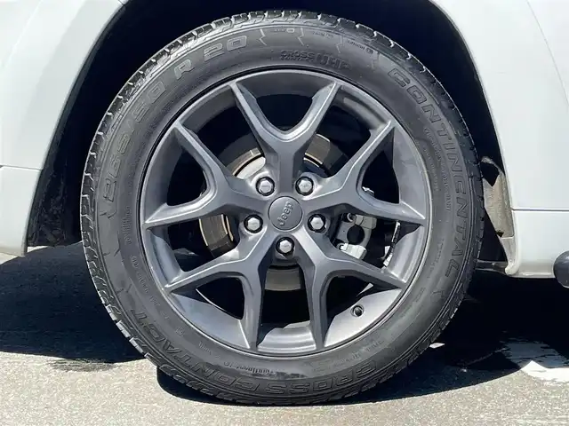 クライスラー・ジープ グランドチェロキー S－LTD 青森県 2020(令2)年 5.4万km ブライトホワイト /４WD/黒革シート/D席メモリー付き前席パワーシート/前席シートヒーター/UconnectナビフルセグTV/　（ Bluetooth CarPlay対応）/バック/サイドカメラ/パワーテールゲート/DSRC・ETC/革巻きステア/ノブ/パドルシフト/ステアヒーター/ミラーヒーター/電動チルトステア/電各調整ミラー/ブラックルーフレール/ヒルディセントコントロール/ブレーキアシスト/パーキングアシスト/トラクションコントロール/前後バンパーソナー/ヘットライトウオッシャー/前後フォグランプ/アイドリングストップ/横滑り防止機能/W/サイド/カーテン/ニーエアバッグ/ABS/スマートキーｘ２/保証書/取説
