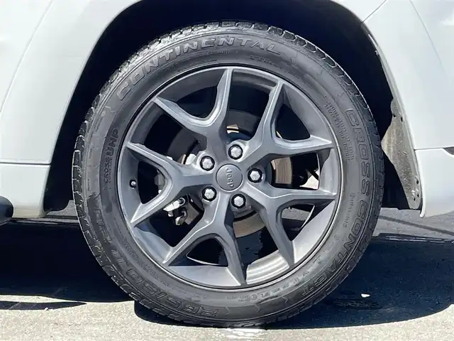 クライスラー・ジープ グランドチェロキー S－LTD 青森県 2020(令2)年 5.4万km ブライトホワイト /４WD/黒革シート/D席メモリー付き前席パワーシート/前席シートヒーター/UconnectナビフルセグTV/　（ Bluetooth CarPlay対応）/バック/サイドカメラ/パワーテールゲート/DSRC・ETC/革巻きステア/ノブ/パドルシフト/ステアヒーター/ミラーヒーター/電動チルトステア/電各調整ミラー/ブラックルーフレール/ヒルディセントコントロール/ブレーキアシスト/パーキングアシスト/トラクションコントロール/前後バンパーソナー/ヘットライトウオッシャー/前後フォグランプ/アイドリングストップ/横滑り防止機能/W/サイド/カーテン/ニーエアバッグ/ABS/スマートキーｘ２/保証書/取説