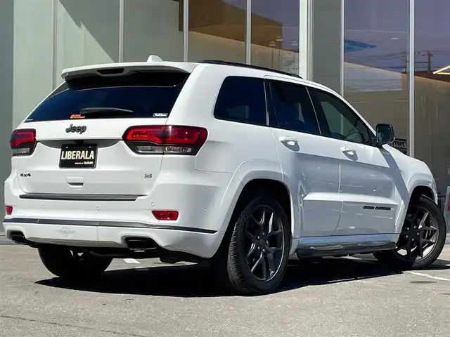 クライスラー・ジープ グランドチェロキー S－LTD 青森県 2020(令2)年 5.4万km ブライトホワイト /４WD/黒革シート/D席メモリー付き前席パワーシート/前席シートヒーター/UconnectナビフルセグTV/　（ Bluetooth CarPlay対応）/バック/サイドカメラ/パワーテールゲート/DSRC・ETC/革巻きステア/ノブ/パドルシフト/ステアヒーター/ミラーヒーター/電動チルトステア/電各調整ミラー/ブラックルーフレール/ヒルディセントコントロール/ブレーキアシスト/パーキングアシスト/トラクションコントロール/前後バンパーソナー/ヘットライトウオッシャー/前後フォグランプ/アイドリングストップ/横滑り防止機能/W/サイド/カーテン/ニーエアバッグ/ABS/スマートキーｘ２/保証書/取説