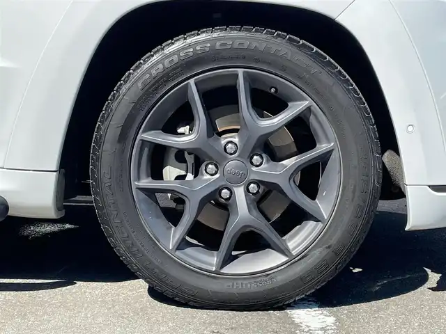 クライスラー・ジープ グランドチェロキー S－LTD 青森県 2020(令2)年 5.4万km ブライトホワイト /４WD/黒革シート/D席メモリー付き前席パワーシート/前席シートヒーター/UconnectナビフルセグTV/　（ Bluetooth CarPlay対応）/バック/サイドカメラ/パワーテールゲート/DSRC・ETC/革巻きステア/ノブ/パドルシフト/ステアヒーター/ミラーヒーター/電動チルトステア/電各調整ミラー/ブラックルーフレール/ヒルディセントコントロール/ブレーキアシスト/パーキングアシスト/トラクションコントロール/前後バンパーソナー/ヘットライトウオッシャー/前後フォグランプ/アイドリングストップ/横滑り防止機能/W/サイド/カーテン/ニーエアバッグ/ABS/スマートキーｘ２/保証書/取説