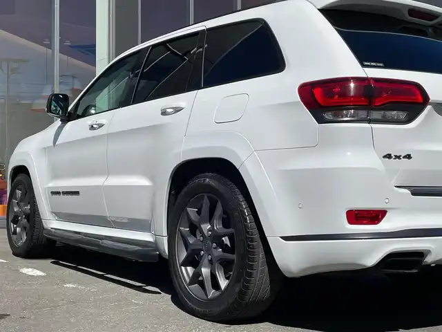 クライスラー・ジープ グランドチェロキー S－LTD 青森県 2020(令2)年 5.4万km ブライトホワイト /４WD/黒革シート/D席メモリー付き前席パワーシート/前席シートヒーター/UconnectナビフルセグTV/　（ Bluetooth CarPlay対応）/バック/サイドカメラ/パワーテールゲート/DSRC・ETC/革巻きステア/ノブ/パドルシフト/ステアヒーター/ミラーヒーター/電動チルトステア/電各調整ミラー/ブラックルーフレール/ヒルディセントコントロール/ブレーキアシスト/パーキングアシスト/トラクションコントロール/前後バンパーソナー/ヘットライトウオッシャー/前後フォグランプ/アイドリングストップ/横滑り防止機能/W/サイド/カーテン/ニーエアバッグ/ABS/スマートキーｘ２/保証書/取説