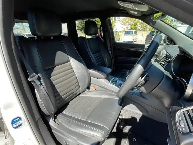 クライスラー・ジープ グランドチェロキー S－LTD 青森県 2020(令2)年 5.4万km ブライトホワイト /４WD/黒革シート/D席メモリー付き前席パワーシート/前席シートヒーター/UconnectナビフルセグTV/　（ Bluetooth CarPlay対応）/バック/サイドカメラ/パワーテールゲート/DSRC・ETC/革巻きステア/ノブ/パドルシフト/ステアヒーター/ミラーヒーター/電動チルトステア/電各調整ミラー/ブラックルーフレール/ヒルディセントコントロール/ブレーキアシスト/パーキングアシスト/トラクションコントロール/前後バンパーソナー/ヘットライトウオッシャー/前後フォグランプ/アイドリングストップ/横滑り防止機能/W/サイド/カーテン/ニーエアバッグ/ABS/スマートキーｘ２/保証書/取説