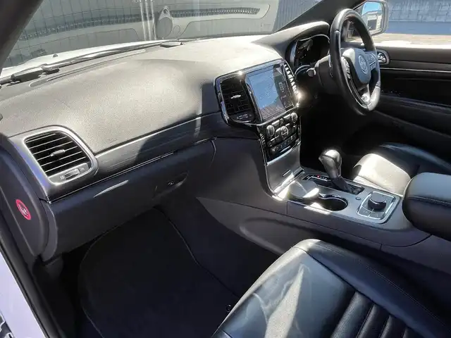 クライスラー・ジープ グランドチェロキー S－LTD 青森県 2020(令2)年 5.4万km ブライトホワイト /４WD/黒革シート/D席メモリー付き前席パワーシート/前席シートヒーター/UconnectナビフルセグTV/　（ Bluetooth CarPlay対応）/バック/サイドカメラ/パワーテールゲート/DSRC・ETC/革巻きステア/ノブ/パドルシフト/ステアヒーター/ミラーヒーター/電動チルトステア/電各調整ミラー/ブラックルーフレール/ヒルディセントコントロール/ブレーキアシスト/パーキングアシスト/トラクションコントロール/前後バンパーソナー/ヘットライトウオッシャー/前後フォグランプ/アイドリングストップ/横滑り防止機能/W/サイド/カーテン/ニーエアバッグ/ABS/スマートキーｘ２/保証書/取説