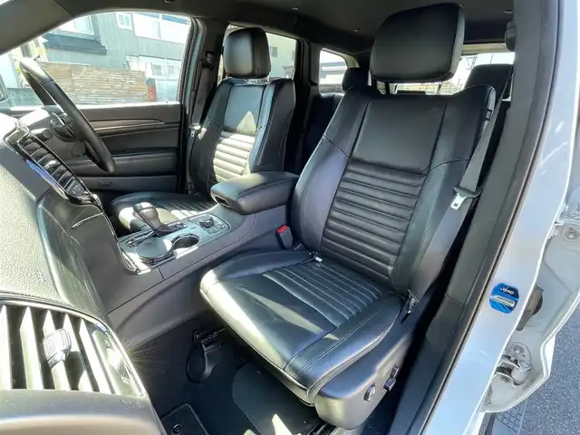 クライスラー・ジープ グランドチェロキー S－LTD 青森県 2020(令2)年 5.4万km ブライトホワイト /４WD/黒革シート/D席メモリー付き前席パワーシート/前席シートヒーター/UconnectナビフルセグTV/　（ Bluetooth CarPlay対応）/バック/サイドカメラ/パワーテールゲート/DSRC・ETC/革巻きステア/ノブ/パドルシフト/ステアヒーター/ミラーヒーター/電動チルトステア/電各調整ミラー/ブラックルーフレール/ヒルディセントコントロール/ブレーキアシスト/パーキングアシスト/トラクションコントロール/前後バンパーソナー/ヘットライトウオッシャー/前後フォグランプ/アイドリングストップ/横滑り防止機能/W/サイド/カーテン/ニーエアバッグ/ABS/スマートキーｘ２/保証書/取説