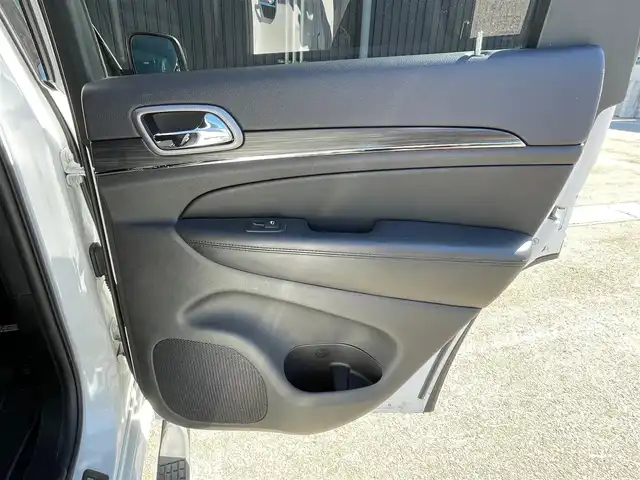 クライスラー・ジープ グランドチェロキー S－LTD 青森県 2020(令2)年 5.4万km ブライトホワイト /４WD/黒革シート/D席メモリー付き前席パワーシート/前席シートヒーター/UconnectナビフルセグTV/　（ Bluetooth CarPlay対応）/バック/サイドカメラ/パワーテールゲート/DSRC・ETC/革巻きステア/ノブ/パドルシフト/ステアヒーター/ミラーヒーター/電動チルトステア/電各調整ミラー/ブラックルーフレール/ヒルディセントコントロール/ブレーキアシスト/パーキングアシスト/トラクションコントロール/前後バンパーソナー/ヘットライトウオッシャー/前後フォグランプ/アイドリングストップ/横滑り防止機能/W/サイド/カーテン/ニーエアバッグ/ABS/スマートキーｘ２/保証書/取説