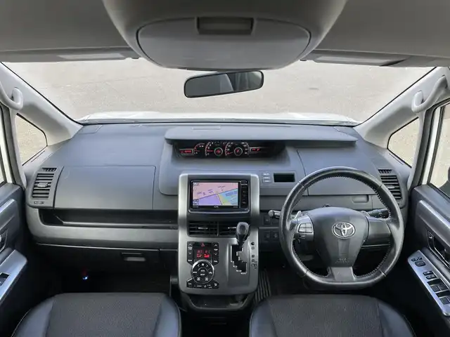 トヨタ ヴォクシー ZS 煌Ⅲ 道央・札幌 2012(平24)年 18.6万km ホワイトパールクリスタルシャイン ４WD/寒冷地仕様/社外SDナビ/CD/SD/BT/フルセグ/社外フリップダウンモニター/バックカメラ/ECOMODE/センターデフロック/ハーフレザーシート/革巻きステアリング/ステアリングリモコン/パドルシフト/MTモード付AT/プッシュスタート/スマートキー/HIDヘッドライト/オートライト/フォグランプ/電動格納ミラー/ウィンカーミラー/純正フロアマット/ドアバイザー/スペアキー/社外エンジンスターター/純正AW付夏タイヤ積込/205/60/R16/2021年/山3mm