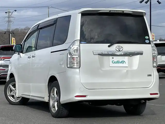 トヨタ ヴォクシー ZS 煌Ⅲ 道央・札幌 2012(平24)年 18.6万km ホワイトパールクリスタルシャイン ４WD/寒冷地仕様/社外SDナビ/CD/SD/BT/フルセグ/社外フリップダウンモニター/バックカメラ/ECOMODE/センターデフロック/ハーフレザーシート/革巻きステアリング/ステアリングリモコン/パドルシフト/MTモード付AT/プッシュスタート/スマートキー/HIDヘッドライト/オートライト/フォグランプ/電動格納ミラー/ウィンカーミラー/純正フロアマット/ドアバイザー/スペアキー/社外エンジンスターター/純正AW付夏タイヤ積込/205/60/R16/2021年/山3mm