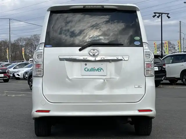 トヨタ ヴォクシー ZS 煌Ⅲ 道央・札幌 2012(平24)年 18.6万km ホワイトパールクリスタルシャイン ４WD/寒冷地仕様/社外SDナビ/CD/SD/BT/フルセグ/社外フリップダウンモニター/バックカメラ/ECOMODE/センターデフロック/ハーフレザーシート/革巻きステアリング/ステアリングリモコン/パドルシフト/MTモード付AT/プッシュスタート/スマートキー/HIDヘッドライト/オートライト/フォグランプ/電動格納ミラー/ウィンカーミラー/純正フロアマット/ドアバイザー/スペアキー/社外エンジンスターター/純正AW付夏タイヤ積込/205/60/R16/2021年/山3mm