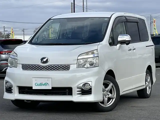 トヨタ ヴォクシー ZS 煌Ⅲ 道央・札幌 2012(平24)年 18.6万km ホワイトパールクリスタルシャイン ４WD/寒冷地仕様/社外SDナビ/CD/SD/BT/フルセグ/社外フリップダウンモニター/バックカメラ/ECOMODE/センターデフロック/ハーフレザーシート/革巻きステアリング/ステアリングリモコン/パドルシフト/MTモード付AT/プッシュスタート/スマートキー/HIDヘッドライト/オートライト/フォグランプ/電動格納ミラー/ウィンカーミラー/純正フロアマット/ドアバイザー/スペアキー/社外エンジンスターター/純正AW付夏タイヤ積込/205/60/R16/2021年/山3mm