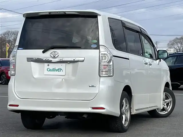 トヨタ ヴォクシー ZS 煌Ⅲ 道央・札幌 2012(平24)年 18.6万km ホワイトパールクリスタルシャイン ４WD/寒冷地仕様/社外SDナビ/CD/SD/BT/フルセグ/社外フリップダウンモニター/バックカメラ/ECOMODE/センターデフロック/ハーフレザーシート/革巻きステアリング/ステアリングリモコン/パドルシフト/MTモード付AT/プッシュスタート/スマートキー/HIDヘッドライト/オートライト/フォグランプ/電動格納ミラー/ウィンカーミラー/純正フロアマット/ドアバイザー/スペアキー/社外エンジンスターター/純正AW付夏タイヤ積込/205/60/R16/2021年/山3mm