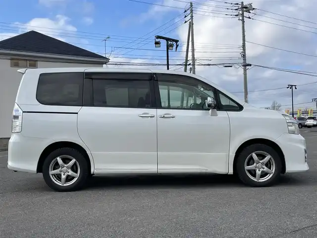 トヨタ ヴォクシー ZS 煌Ⅲ 道央・札幌 2012(平24)年 18.6万km ホワイトパールクリスタルシャイン ４WD/寒冷地仕様/社外SDナビ/CD/SD/BT/フルセグ/社外フリップダウンモニター/バックカメラ/ECOMODE/センターデフロック/ハーフレザーシート/革巻きステアリング/ステアリングリモコン/パドルシフト/MTモード付AT/プッシュスタート/スマートキー/HIDヘッドライト/オートライト/フォグランプ/電動格納ミラー/ウィンカーミラー/純正フロアマット/ドアバイザー/スペアキー/社外エンジンスターター/純正AW付夏タイヤ積込/205/60/R16/2021年/山3mm