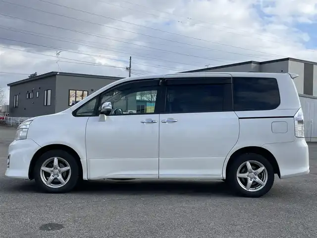 トヨタ ヴォクシー ZS 煌Ⅲ 道央・札幌 2012(平24)年 18.6万km ホワイトパールクリスタルシャイン ４WD/寒冷地仕様/社外SDナビ/CD/SD/BT/フルセグ/社外フリップダウンモニター/バックカメラ/ECOMODE/センターデフロック/ハーフレザーシート/革巻きステアリング/ステアリングリモコン/パドルシフト/MTモード付AT/プッシュスタート/スマートキー/HIDヘッドライト/オートライト/フォグランプ/電動格納ミラー/ウィンカーミラー/純正フロアマット/ドアバイザー/スペアキー/社外エンジンスターター/純正AW付夏タイヤ積込/205/60/R16/2021年/山3mm