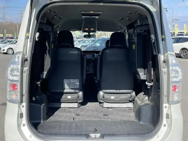 トヨタ ヴォクシー ZS 煌Ⅲ 道央・札幌 2012(平24)年 18.6万km ホワイトパールクリスタルシャイン ４WD/寒冷地仕様/社外SDナビ/CD/SD/BT/フルセグ/社外フリップダウンモニター/バックカメラ/ECOMODE/センターデフロック/ハーフレザーシート/革巻きステアリング/ステアリングリモコン/パドルシフト/MTモード付AT/プッシュスタート/スマートキー/HIDヘッドライト/オートライト/フォグランプ/電動格納ミラー/ウィンカーミラー/純正フロアマット/ドアバイザー/スペアキー/社外エンジンスターター/純正AW付夏タイヤ積込/205/60/R16/2021年/山3mm