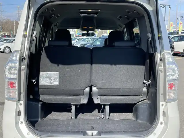 トヨタ ヴォクシー ZS 煌Ⅲ 道央・札幌 2012(平24)年 18.6万km ホワイトパールクリスタルシャイン ４WD/寒冷地仕様/社外SDナビ/CD/SD/BT/フルセグ/社外フリップダウンモニター/バックカメラ/ECOMODE/センターデフロック/ハーフレザーシート/革巻きステアリング/ステアリングリモコン/パドルシフト/MTモード付AT/プッシュスタート/スマートキー/HIDヘッドライト/オートライト/フォグランプ/電動格納ミラー/ウィンカーミラー/純正フロアマット/ドアバイザー/スペアキー/社外エンジンスターター/純正AW付夏タイヤ積込/205/60/R16/2021年/山3mm