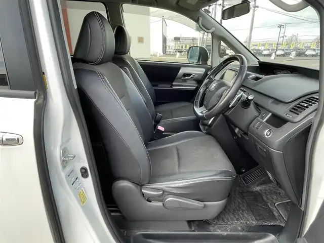 トヨタ ヴォクシー ZS 煌Ⅲ 道央・札幌 2012(平24)年 18.6万km ホワイトパールクリスタルシャイン ４WD/寒冷地仕様/社外SDナビ/CD/SD/BT/フルセグ/社外フリップダウンモニター/バックカメラ/ECOMODE/センターデフロック/ハーフレザーシート/革巻きステアリング/ステアリングリモコン/パドルシフト/MTモード付AT/プッシュスタート/スマートキー/HIDヘッドライト/オートライト/フォグランプ/電動格納ミラー/ウィンカーミラー/純正フロアマット/ドアバイザー/スペアキー/社外エンジンスターター/純正AW付夏タイヤ積込/205/60/R16/2021年/山3mm