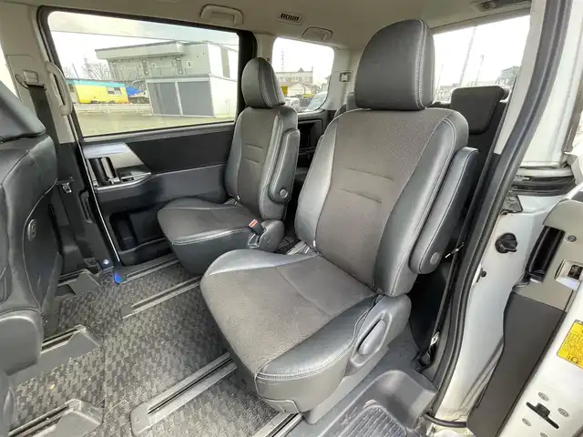 トヨタ ヴォクシー ZS 煌Ⅲ 道央・札幌 2012(平24)年 18.6万km ホワイトパールクリスタルシャイン ４WD/寒冷地仕様/社外SDナビ/CD/SD/BT/フルセグ/社外フリップダウンモニター/バックカメラ/ECOMODE/センターデフロック/ハーフレザーシート/革巻きステアリング/ステアリングリモコン/パドルシフト/MTモード付AT/プッシュスタート/スマートキー/HIDヘッドライト/オートライト/フォグランプ/電動格納ミラー/ウィンカーミラー/純正フロアマット/ドアバイザー/スペアキー/社外エンジンスターター/純正AW付夏タイヤ積込/205/60/R16/2021年/山3mm