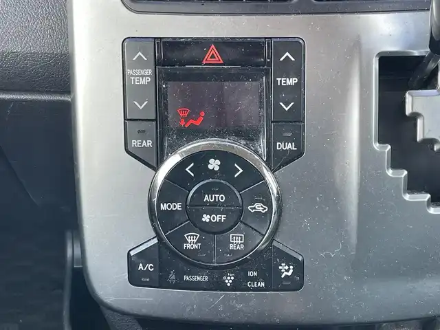 トヨタ ヴォクシー ZS 煌Ⅲ 道央・札幌 2012(平24)年 18.6万km ホワイトパールクリスタルシャイン ４WD/寒冷地仕様/社外SDナビ/CD/SD/BT/フルセグ/社外フリップダウンモニター/バックカメラ/ECOMODE/センターデフロック/ハーフレザーシート/革巻きステアリング/ステアリングリモコン/パドルシフト/MTモード付AT/プッシュスタート/スマートキー/HIDヘッドライト/オートライト/フォグランプ/電動格納ミラー/ウィンカーミラー/純正フロアマット/ドアバイザー/スペアキー/社外エンジンスターター/純正AW付夏タイヤ積込/205/60/R16/2021年/山3mm