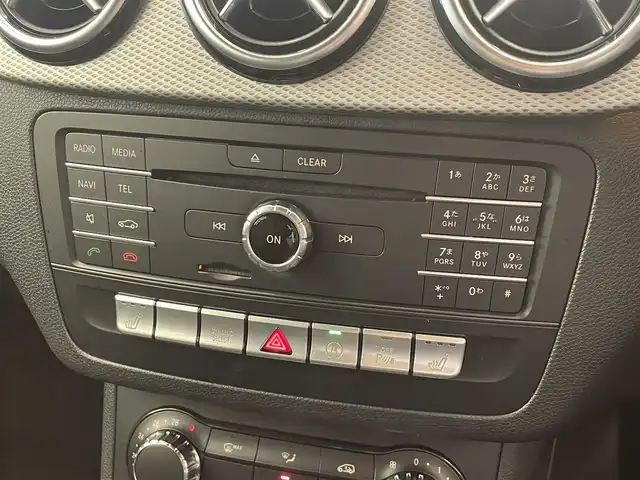 メルセデス・ベンツ Ｂ１８０ 岡山県 2018(平30)年 2.2万km マウンテングレー レーダーセーフティーパッケージ/ハーフレザーシート/純正ナビ/CD/DVD/Bluetooth/SD/USB/AppleCarPlay/AndroidAuto/バックカメラ/シートヒーター/マニュアルエアコン/ダイナミックセレクト/LEDヘッドライト/オートライト/アイドリングストップ/ESP/アクティブブレーキA/アテンションアシスト/BSA/LKA/ドラレコ（F/R）/保証書/取扱説明書