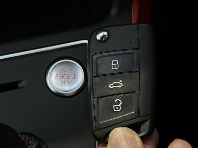 フォルクスワーゲン ポロＧＴＩ 沖縄県 2021(令3)年 3.5万km 白 純正ナビ・Bluetooth/バックカメラ/ETC/ドライブレコーダー/コーナーセンサー/オートライト/衝突軽減システム/クルーズコントロール/スマートキー