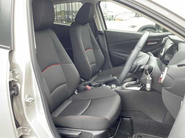 マツダ マツダ２ XD ブラックトーンエディション 静岡県 2023(令5)年 1.6万km プラチナクォーツメタリック 衝突軽減システム/純正８型SDナビ（SDなし）/全方位カメラ/クルーズコントロール/ワンセグ/CD/DVD/Bluetooth/バックカメラ/ヘッドアップディスプレイ/コーナーセンサー/純正アルミホイール/ブラインドスポットモニター/LEDヘッドライト/パドルシフト/オートマチックハイビーム/ドライブレコーダー/ETC/ステアリングスイッチ/スマートキー/プッシュスタート