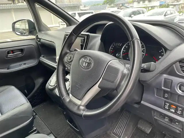トヨタ ヴォクシー ZS 煌 大阪府 2015(平27)年 6.6万km ホワイトパールクリスタルシャイン 純正ナビ/バックカメラ/フルセグ/両側パワースライドドア/プッシュスタート/スマートキー/フリップダウンモニター/ETC