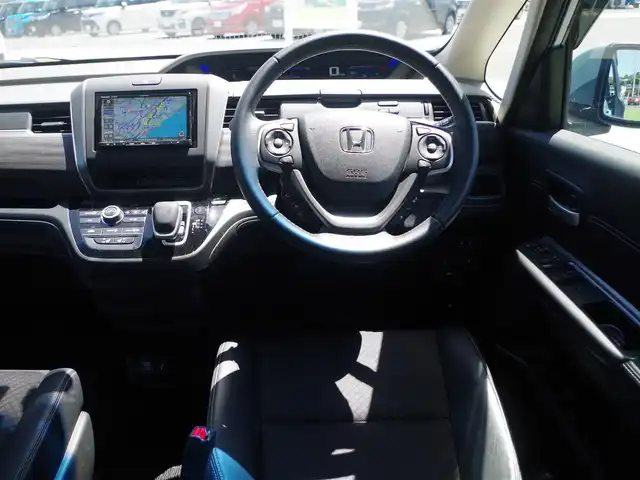 ホンダ フリード ハイブリット G ホンダセンシング 千葉県 2020(令2)年 4.4万km シーグラスブルーパール 185/65R15/ホンダセンシング/・衝突軽減ブレーキ（CMBS）/・車線維持支援システム（LKAS）/・アダプティブクルーズコントロール（ACC）/・後方誤発進抑制機能/・誤発進抑制機能/ハーフレザーシート/前席シートヒーター/社外SDナビ/地デジTV/【DVD/CD再生機能　Bluetooth接続】/バックカメラ/フリップダウンモニター/革巻きステアリング/ステアリングスイッチ/ETC/LEDヘッドライト/フォグライト/ウインカーミラー/リアコーナーセンサー/純正15インチアルミホイル/Honda スマートキー
