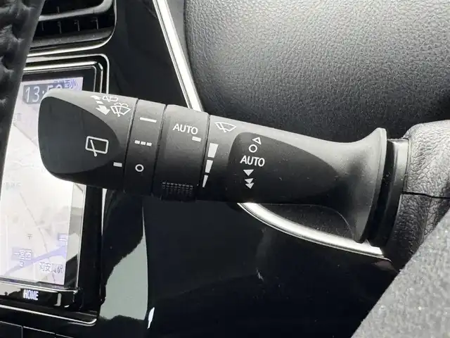 トヨタ プリウス A ツーリングセレクション 愛知県 2020(令2)年 2.5万km ホワイトパールクリスタルシャイン Aツーリングセレクション/純正ナビ（CD/DVD/BT/フルセグ）/置くだけ充電/AC100V/運転席パワーシート/運転席助手席シートヒーター/前後ドラレコ/ETC/バックカメラ/トヨタセーフティセンス/PCS/BSM/パーキングセンサー/ICS/LDA/ヘッドアップディスプレイ/ドアバイザー