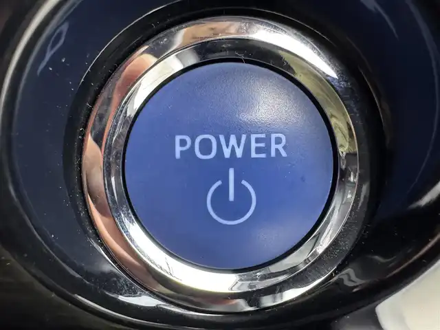 トヨタ プリウス A ツーリングセレクション 愛知県 2020(令2)年 2.5万km ホワイトパールクリスタルシャイン Aツーリングセレクション/純正ナビ（CD/DVD/BT/フルセグ）/置くだけ充電/AC100V/運転席パワーシート/運転席助手席シートヒーター/前後ドラレコ/ETC/バックカメラ/トヨタセーフティセンス/PCS/BSM/パーキングセンサー/ICS/LDA/ヘッドアップディスプレイ/ドアバイザー