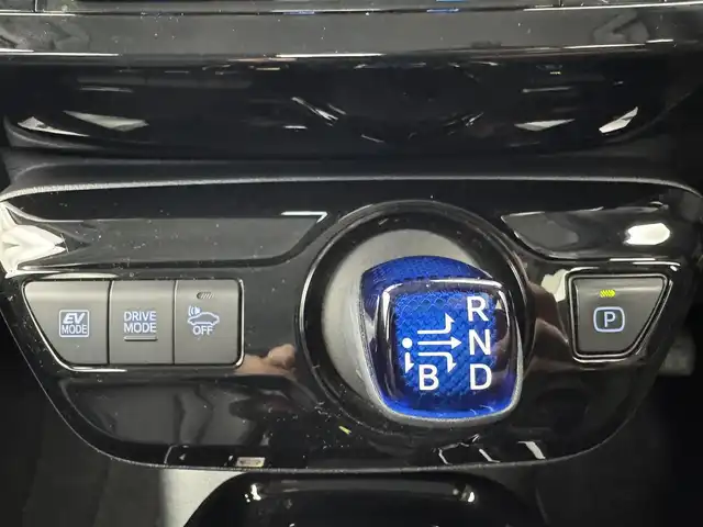 トヨタ プリウス A ツーリングセレクション 愛知県 2020(令2)年 2.5万km ホワイトパールクリスタルシャイン Aツーリングセレクション/純正ナビ（CD/DVD/BT/フルセグ）/置くだけ充電/AC100V/運転席パワーシート/運転席助手席シートヒーター/前後ドラレコ/ETC/バックカメラ/トヨタセーフティセンス/PCS/BSM/パーキングセンサー/ICS/LDA/ヘッドアップディスプレイ/ドアバイザー