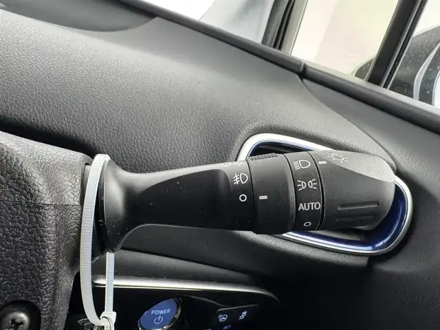トヨタ プリウス A ツーリングセレクション 愛知県 2020(令2)年 2.5万km ホワイトパールクリスタルシャイン Aツーリングセレクション/純正ナビ（CD/DVD/BT/フルセグ）/置くだけ充電/AC100V/運転席パワーシート/運転席助手席シートヒーター/前後ドラレコ/ETC/バックカメラ/トヨタセーフティセンス/PCS/BSM/パーキングセンサー/ICS/LDA/ヘッドアップディスプレイ/ドアバイザー