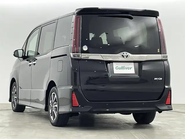 トヨタ ノア Si ダブルバイビーⅢ 福島県 2021(令3)年 4万km ブラック トヨタセーフティーセンス　/・PCS/・車線逸脱警報/・オートハイビーム/・クリアランスソナー/純正ＳＤナビゲーション　/【AM/FM/DVD/CD/Bluetooth/フルセグ】/型番:ZSZN-Z68T/純正フリップダウンモニター　/前後ドライブレコーダー　/バックカメラ　/両側パワースライドドア　/クルーズコントロール/ハーフレザーシート/プッシュスタート　/・スマートキー　/純正ＥＴＣ　/ステアリングスイッチ/・チルトステリング/オートライト/・LEDライト/・フォグライト/冬タイヤ積み込み/【205/60/16IN】/純正フロアマット/取扱説明書/・ナビ取扱説明書
