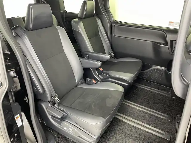 トヨタ ノア Si ダブルバイビーⅢ 福島県 2021(令3)年 4万km ブラック トヨタセーフティーセンス　/・PCS/・車線逸脱警報/・オートハイビーム/・クリアランスソナー/純正ＳＤナビゲーション　/【AM/FM/DVD/CD/Bluetooth/フルセグ】/型番:ZSZN-Z68T/純正フリップダウンモニター　/前後ドライブレコーダー　/バックカメラ　/両側パワースライドドア　/クルーズコントロール/ハーフレザーシート/プッシュスタート　/・スマートキー　/純正ＥＴＣ　/ステアリングスイッチ/・チルトステリング/オートライト/・LEDライト/・フォグライト/冬タイヤ積み込み/【205/60/16IN】/純正フロアマット/取扱説明書/・ナビ取扱説明書