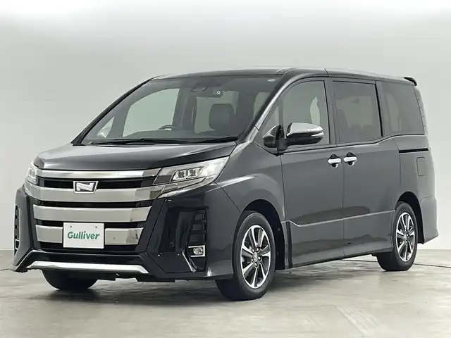 トヨタ ノア Si ダブルバイビーⅢ 福島県 2021(令3)年 4万km ブラック トヨタセーフティーセンス　/・PCS/・車線逸脱警報/・オートハイビーム/・クリアランスソナー/純正ＳＤナビゲーション　/【AM/FM/DVD/CD/Bluetooth/フルセグ】/型番:ZSZN-Z68T/純正フリップダウンモニター　/前後ドライブレコーダー　/バックカメラ　/両側パワースライドドア　/クルーズコントロール/ハーフレザーシート/プッシュスタート　/・スマートキー　/純正ＥＴＣ　/ステアリングスイッチ/・チルトステリング/オートライト/・LEDライト/・フォグライト/冬タイヤ積み込み/【205/60/16IN】/純正フロアマット/取扱説明書/・ナビ取扱説明書