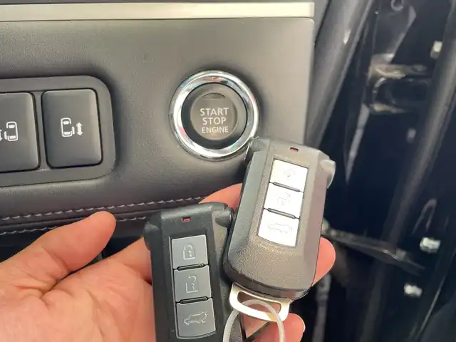 三菱 デリカＤ：５ アーバンギア G パワーパッケージ 神奈川県 2019(平31)年 5.2万km ダイヤモンドブラックマイカ 純正10.1インチメモリナビゲーション		/ フルセグ/Bluetooth/DVD/MSV	/360度パーキングカメラ/純正18インチアルミホイール			/レーダークルーズコントロール	/パワーバックドア/パワーシート	/ビルトインETC		/LEDヘッドライト	/オートハイビーム	/シートヒーター		/横滑り防止機能		/衝突軽減システム		/車線逸脱防止システム			/スマートキー			/プッシュスタート				/フロアマット				/スペアキー