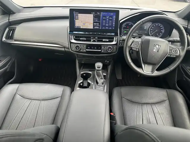 トヨタ クラウン ハイブリッド RS アドバンス 広島県 2022(令4)年 2.5万km プレシャスホワイトパール 登録時走行距離24566km/純正12.3インチナビ/（AM.FM.CD.DVD.TV.BT）/パノラミックビューモニター/レーダークルーズコントロール/ビルトインETC/プリクラッシュセーフティ/レーンキープアシスト/横滑り防止装置/クリアランスソナー/シートベンチレーション/レザーシート/オートマチックハイビーム/オートライト/LEDライト/アイドリングストップ/パワーシート/純正フロアマット/純正18インチAW