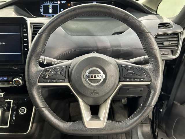 日産 セレナ ハイウェイスター V 愛知県 2020(令2)年 5.8万km ダイヤモンドブラック 純正１０インチＳＤナビ（地図SDなし）/純正フリップダウンモニター　/アラウンドビューモニター　/両側パワースライドドア　/エマージェンシーブレーキ/車線逸脱警報（LDW）/後側方車両検知警報（BSW)/クルーズコントロール/ビルトインＥＴＣ　/ＬＥＤヘッドライト/LEDフォグランプ　/ＵＳＢ接続　/ドライブレコーダー/プッシュスタート/　　-スマートキー/純正フロアマット/後席サンバイザー