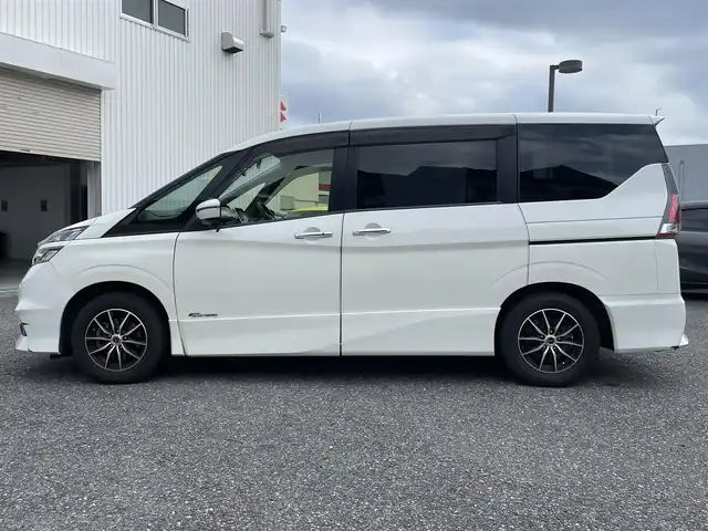 日産 セレナ ハイウェイスター 千葉県 2017(平29)年 7.3万km ブリリアントホワイトパール 純正SD8インチナビ(CD/DVDブルーレイ/BT/フルセグ)/エマージェンシーブレーキ機能/ハンズフリースライドドア/前後ドライブレコーダー/クルーズコントロール/LEDヘッドライト/オートライト/フォグランプ/ドアバイザー/純正フロアマット/サマータイヤ4本付き