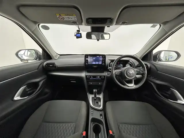 トヨタ ヤリスクロス G 愛知県 2020(令2)年 1.2万km ブラックマイカ/ベージュ 2トーン 純正コネクトナビ付8インチディスプレイオーディオ/　　・Bluetooth対応/トヨタセーフティセンス/　　・プリクラッシュセーフティ/　　・レーントレーシングアシスト/　　・レーンディバーチャーアラート/　　・レーダークルーズコントロール/　　・オートマチックハイビーム/　　・ロードサインアシスト/LEDライト/ブラインドスポットモニター/クリアランスソナー/ドライブレコーダー（前後）/ビルトインETC/ステアリングリモコン/純正フロアマット/純正16インチアルミホイール/電動格納ウィンカーミラー/スペアキー
