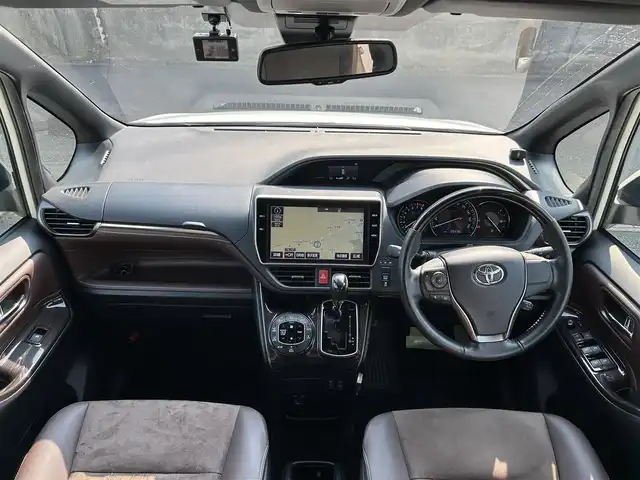 トヨタ エスクァイア Gi プレミアムパッケージ 佐賀県 2018(平30)年 3万km ホワイトパールクリスタルシャイン エアロ(F/R)/トヨタセーフティセンス/・プリクラッシュセーフティ/・レーンディパーチャーアラート/・オートマチックハイビーム/前後コーナーセンサー/クルーズコントロール/純正10インチナビ/NSZN-Z66T/・BT/フルセグTV/CD/DVD/・バックカメラ/12インチ後席モニター/V12T-R660/両側パワースライドドア/両側パワースライドドア/純正15インチAW/LEDヘッドライト/フォグランプ/オートライト/ハーフレザーシート/前席シートヒーター/ステアリングヒーター/ビルトインETC/前方ドラレコ/TZ-D102