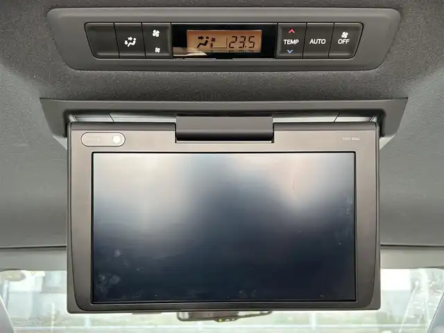 トヨタ エスクァイア Gi プレミアムパッケージ 佐賀県 2018(平30)年 3万km ホワイトパールクリスタルシャイン エアロ(F/R)/トヨタセーフティセンス/・プリクラッシュセーフティ/・レーンディパーチャーアラート/・オートマチックハイビーム/前後コーナーセンサー/クルーズコントロール/純正10インチナビ/NSZN-Z66T/・BT/フルセグTV/CD/DVD/・バックカメラ/12インチ後席モニター/V12T-R660/両側パワースライドドア/両側パワースライドドア/純正15インチAW/LEDヘッドライト/フォグランプ/オートライト/ハーフレザーシート/前席シートヒーター/ステアリングヒーター/ビルトインETC/前方ドラレコ/TZ-D102