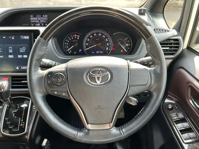 トヨタ エスクァイア Gi プレミアムパッケージ 佐賀県 2018(平30)年 3万km ホワイトパールクリスタルシャイン エアロ(F/R)/トヨタセーフティセンス/・プリクラッシュセーフティ/・レーンディパーチャーアラート/・オートマチックハイビーム/前後コーナーセンサー/クルーズコントロール/純正10インチナビ/NSZN-Z66T/・BT/フルセグTV/CD/DVD/・バックカメラ/12インチ後席モニター/V12T-R660/両側パワースライドドア/両側パワースライドドア/純正15インチAW/LEDヘッドライト/フォグランプ/オートライト/ハーフレザーシート/前席シートヒーター/ステアリングヒーター/ビルトインETC/前方ドラレコ/TZ-D102