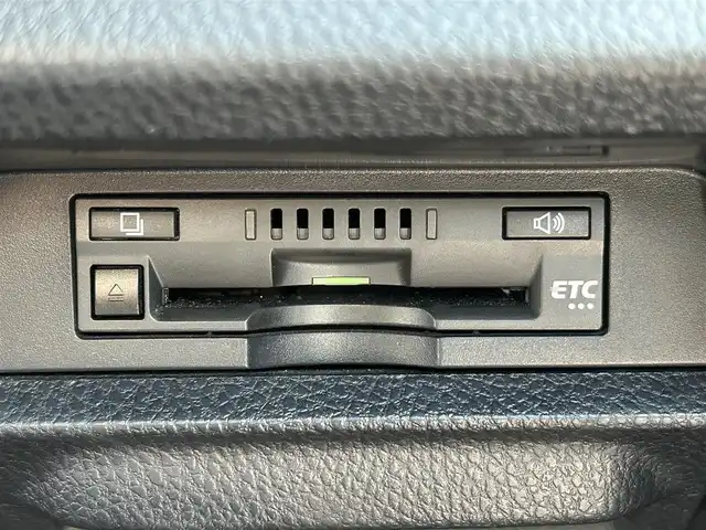トヨタ エスクァイア Gi プレミアムパッケージ 佐賀県 2018(平30)年 3万km ホワイトパールクリスタルシャイン エアロ(F/R)/トヨタセーフティセンス/・プリクラッシュセーフティ/・レーンディパーチャーアラート/・オートマチックハイビーム/前後コーナーセンサー/クルーズコントロール/純正10インチナビ/NSZN-Z66T/・BT/フルセグTV/CD/DVD/・バックカメラ/12インチ後席モニター/V12T-R660/両側パワースライドドア/両側パワースライドドア/純正15インチAW/LEDヘッドライト/フォグランプ/オートライト/ハーフレザーシート/前席シートヒーター/ステアリングヒーター/ビルトインETC/前方ドラレコ/TZ-D102