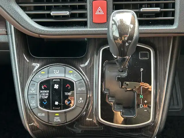 トヨタ エスクァイア Gi プレミアムパッケージ 佐賀県 2018(平30)年 3万km ホワイトパールクリスタルシャイン エアロ(F/R)/トヨタセーフティセンス/・プリクラッシュセーフティ/・レーンディパーチャーアラート/・オートマチックハイビーム/前後コーナーセンサー/クルーズコントロール/純正10インチナビ/NSZN-Z66T/・BT/フルセグTV/CD/DVD/・バックカメラ/12インチ後席モニター/V12T-R660/両側パワースライドドア/両側パワースライドドア/純正15インチAW/LEDヘッドライト/フォグランプ/オートライト/ハーフレザーシート/前席シートヒーター/ステアリングヒーター/ビルトインETC/前方ドラレコ/TZ-D102