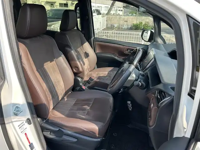 トヨタ エスクァイア Gi プレミアムパッケージ 佐賀県 2018(平30)年 3万km ホワイトパールクリスタルシャイン エアロ(F/R)/トヨタセーフティセンス/・プリクラッシュセーフティ/・レーンディパーチャーアラート/・オートマチックハイビーム/前後コーナーセンサー/クルーズコントロール/純正10インチナビ/NSZN-Z66T/・BT/フルセグTV/CD/DVD/・バックカメラ/12インチ後席モニター/V12T-R660/両側パワースライドドア/両側パワースライドドア/純正15インチAW/LEDヘッドライト/フォグランプ/オートライト/ハーフレザーシート/前席シートヒーター/ステアリングヒーター/ビルトインETC/前方ドラレコ/TZ-D102