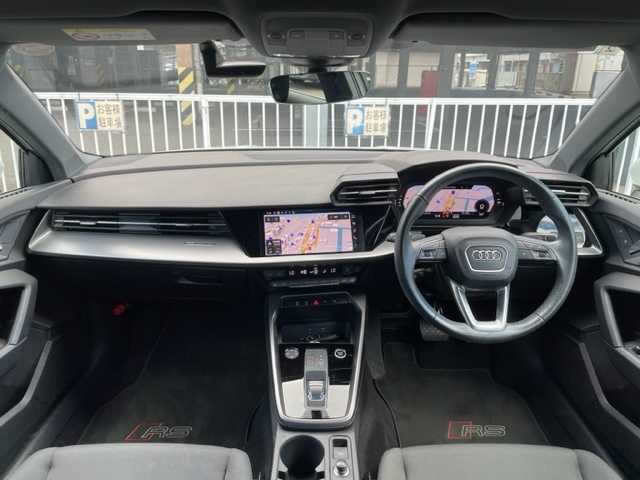 アウディ アウディ Ａ３ SB 30TFSI 神奈川県 2024(令6)年 2.5万km グレイシアホワイトメタリック ワンオーナー/IC付ターボ/純正ナビ/・DTV/Bluetooth/USB/バックカメラ/クリアランスソナー/前席シートヒーター/ドライバーインフォメーションディスプレイ/ビルトインETC2.0/前後ドライブレコーダー/アダプティブクルーズアシスト/Audiプレセンス/接近警報/レーン逸脱警報機能/降車警報/パークアシスト/純正16インチAW/プッシュEgスタート/ストップ/スマートキー×2/パドルシフト付ステアリング/純正LEDヘッドライト/フロント/バックフォグ/ターンランプ付電動格納ドアミラー/規格外フロアマット/取扱説明書/新車時保証書