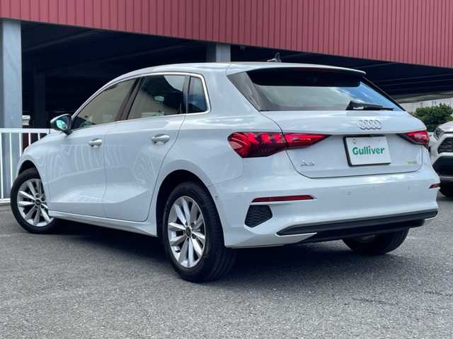 アウディ アウディ Ａ３ SB 30TFSI 神奈川県 2024(令6)年 2.5万km グレイシアホワイトメタリック ワンオーナー/IC付ターボ/純正ナビ/・DTV/Bluetooth/USB/バックカメラ/クリアランスソナー/前席シートヒーター/ドライバーインフォメーションディスプレイ/ビルトインETC2.0/前後ドライブレコーダー/アダプティブクルーズアシスト/Audiプレセンス/接近警報/レーン逸脱警報機能/降車警報/パークアシスト/純正16インチAW/プッシュEgスタート/ストップ/スマートキー×2/パドルシフト付ステアリング/純正LEDヘッドライト/フロント/バックフォグ/ターンランプ付電動格納ドアミラー/規格外フロアマット/取扱説明書/新車時保証書