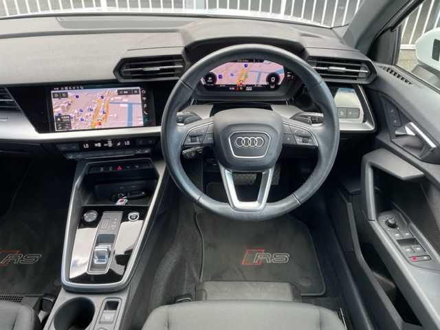 アウディ アウディ Ａ３ SB 30TFSI 神奈川県 2024(令6)年 2.5万km グレイシアホワイトメタリック ワンオーナー/IC付ターボ/純正ナビ/・DTV/Bluetooth/USB/バックカメラ/クリアランスソナー/前席シートヒーター/ドライバーインフォメーションディスプレイ/ビルトインETC2.0/前後ドライブレコーダー/アダプティブクルーズアシスト/Audiプレセンス/接近警報/レーン逸脱警報機能/降車警報/パークアシスト/純正16インチAW/プッシュEgスタート/ストップ/スマートキー×2/パドルシフト付ステアリング/純正LEDヘッドライト/フロント/バックフォグ/ターンランプ付電動格納ドアミラー/規格外フロアマット/取扱説明書/新車時保証書