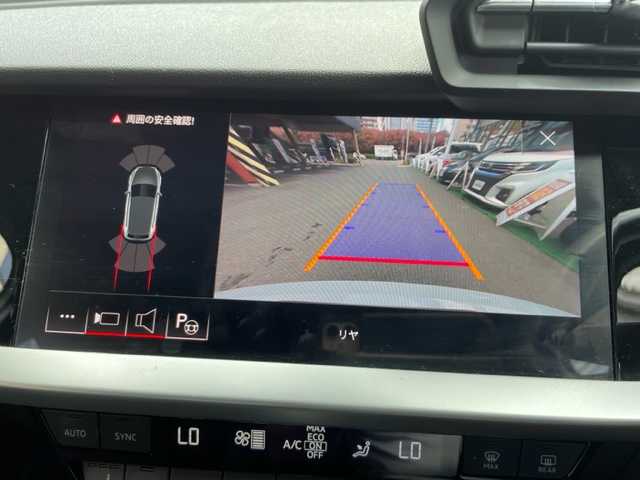 アウディ アウディ Ａ３ SB 30TFSI 神奈川県 2024(令6)年 2.5万km グレイシアホワイトメタリック ワンオーナー/IC付ターボ/純正ナビ/・DTV/Bluetooth/USB/バックカメラ/クリアランスソナー/前席シートヒーター/ドライバーインフォメーションディスプレイ/ビルトインETC2.0/前後ドライブレコーダー/アダプティブクルーズアシスト/Audiプレセンス/接近警報/レーン逸脱警報機能/降車警報/パークアシスト/純正16インチAW/プッシュEgスタート/ストップ/スマートキー×2/パドルシフト付ステアリング/純正LEDヘッドライト/フロント/バックフォグ/ターンランプ付電動格納ドアミラー/規格外フロアマット/取扱説明書/新車時保証書